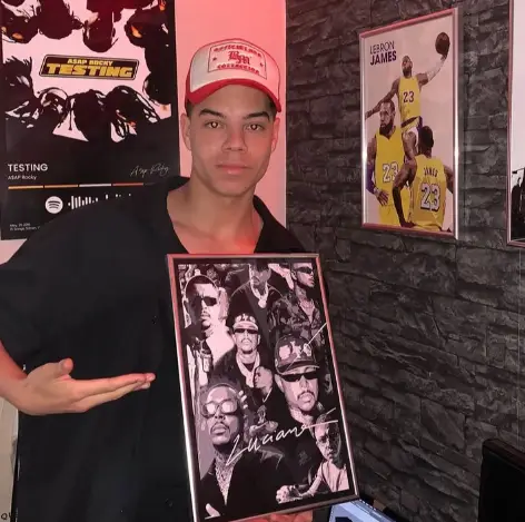 Benjamin h&auml;lt ein Poster